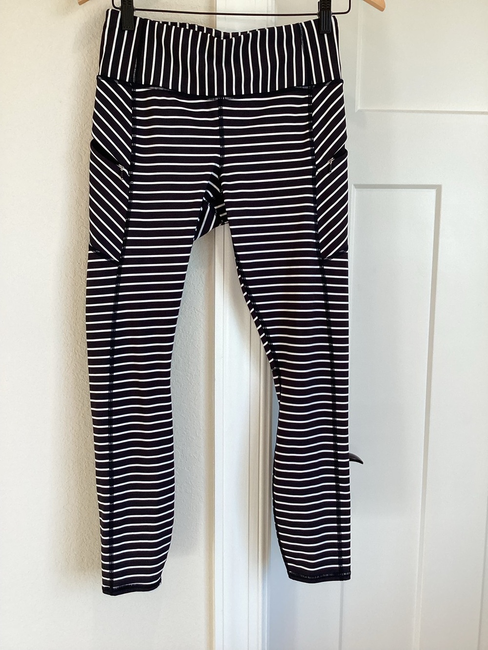 ATHLETA Leggings Contender Powerlift Workout Crop Pant Black White Stripe Small
